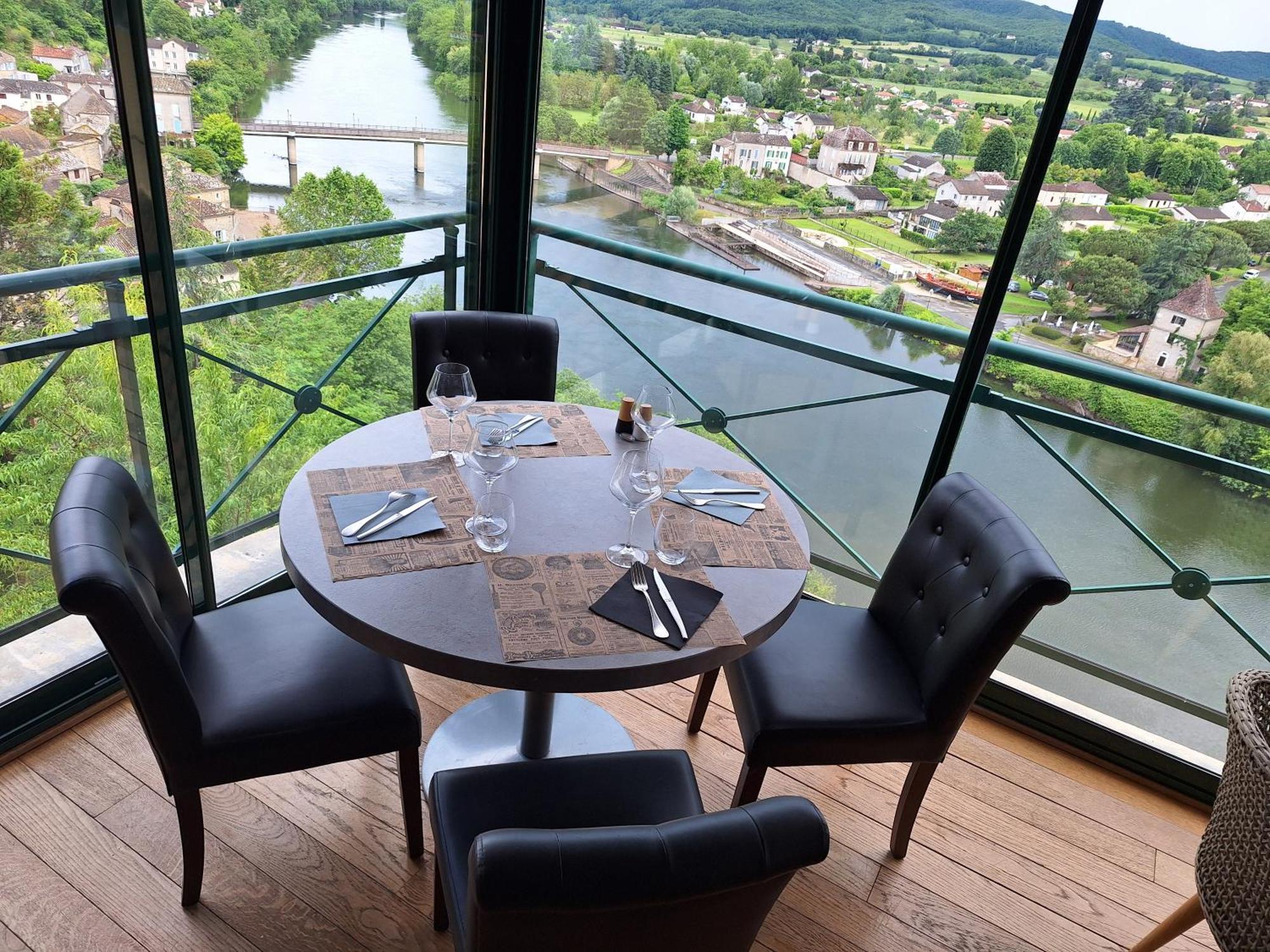 Hotel Bellevue Puy-l'Eveque Exterior photo